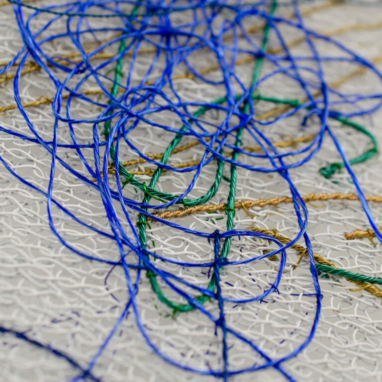 Zobraziť fotografiu Ručne pletená grafika z drôtu zhotovená podľa kresby autorkinej vnučky Darjanky