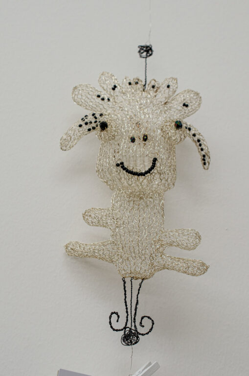 Zobraziť fotografiu Ručne pletená plastika z drôtu a sklenených korálikov zhotovená podľa kresby autorkinej vnučky Marianky