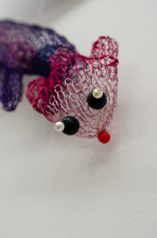 Zobraziť fotografiu Ručne pletená plastika z drôtu a sklenených korálikov zhotovená podľa kresby autorkinej vnučky Marianky