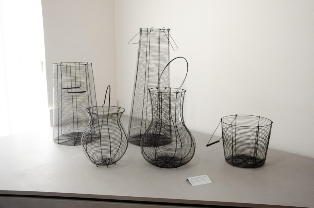 Show photo Kolekcia košov so sklápacími rúčkami, 2002 návrh: Janka Menkynová, výroba: Jozef Zoller, počiernený oceľový drôt