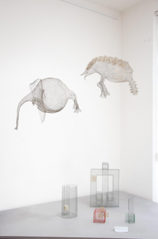 Show photo Morská potvora I a II / 1994, Blanka Šperková, včelársky drôt, farba / (hore), Objekty / okolo 1985 Štefan Mlich, oceľový drôt, papiermaché (dole)