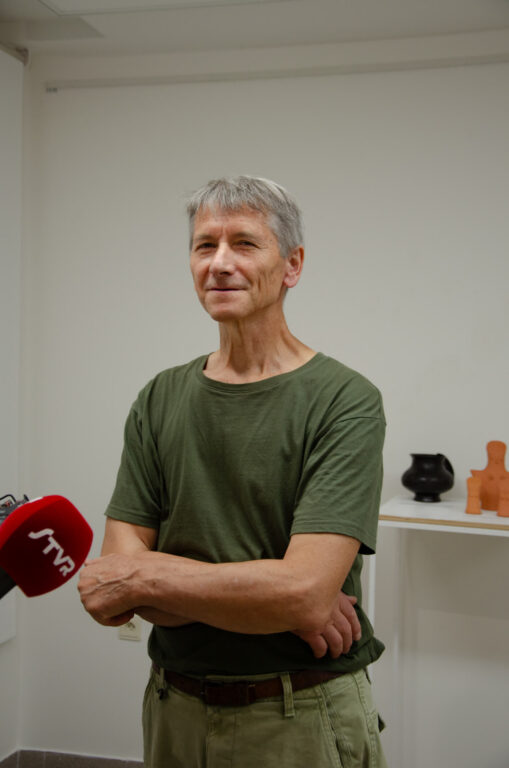Zobraziť fotografiu Štefan Mlích na vernisáži výstavy Univerzálny jazyk ornamentu v Dizajn štúdiu ÚĽUV v Bratislave, august 2026