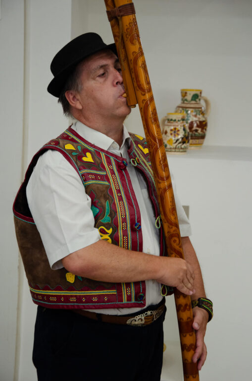Show photo Fujaráš doc. Ing. Karol Kočík CSc. ako hudobný sprievod vernisáže výstavy Univerzálny jazyk ornamentu v Dizajn štúdiu ÚĽUV v Bratislave, august 2026